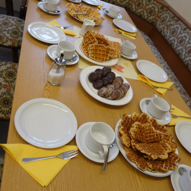 Gedeckter Tisch mit Waffeln